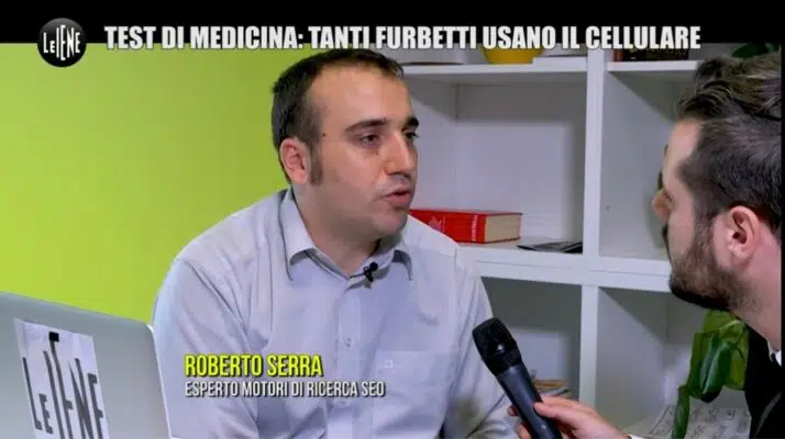 esperto di motori di ricerca SEO roberto serra durante l'intervista con fabio agnello della trasmissione italia uno LE IENE